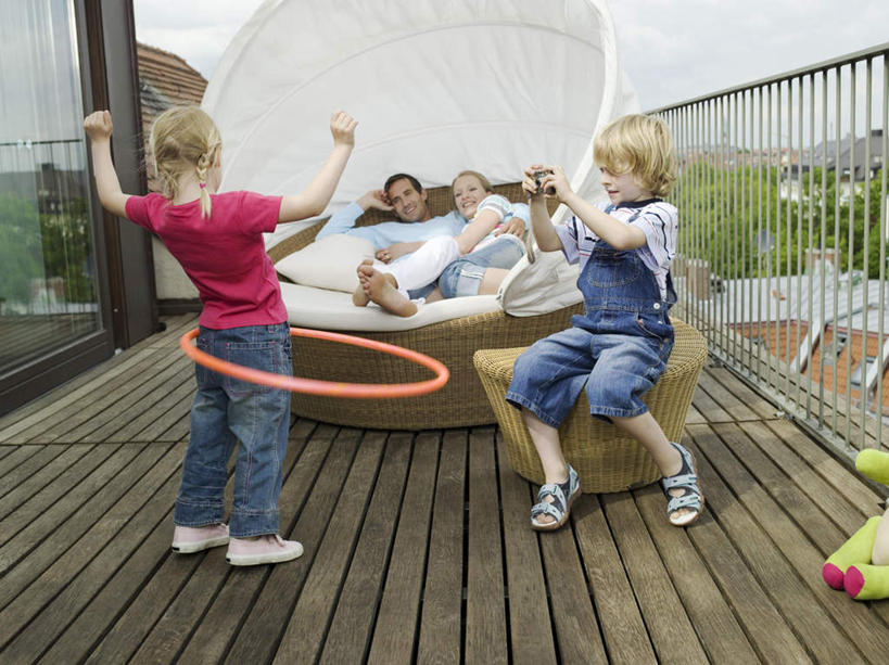 西方人,儿童,背部,四个人,家庭,夫妻,母亲,父亲,女儿,儿子,坐,躺,笑,微笑,露齿笑,横图,室外,白天,正面,爱情,锻炼,游戏,纯洁,运动,沙发,相机,欧洲,欧洲人,握,服装,云,云朵,浪漫,拿,玩,云彩,拿着,注视,休闲装,娱乐,运动器械,小孩,拍照,衣服,蓝色,白云,蓝天,天空,数码相机,天,观察,看,休闲,温暖,温馨,父女,父子,母女,母子,一家人,休闲服,健身器械,恩爱,父爱,可爱,母爱,童年,童趣,握着,恋人,摄影,服饰,晴朗,观看,和睦,察看,关注,呼啦圈,健身器材,布艺沙发,童真,烂漫,无邪,健身圈,卧着,体育,天真,男孩,男人,男性,年轻男性,年轻女性,女孩,女人,女性,白种人,孩子,年轻人,夫妇,情侣,照相机,晴空,躺着,玩耍,卧,嬉戏,坐着,彩图,全身,健身,照相,伴侣,融洽,运动器材,男生,女生