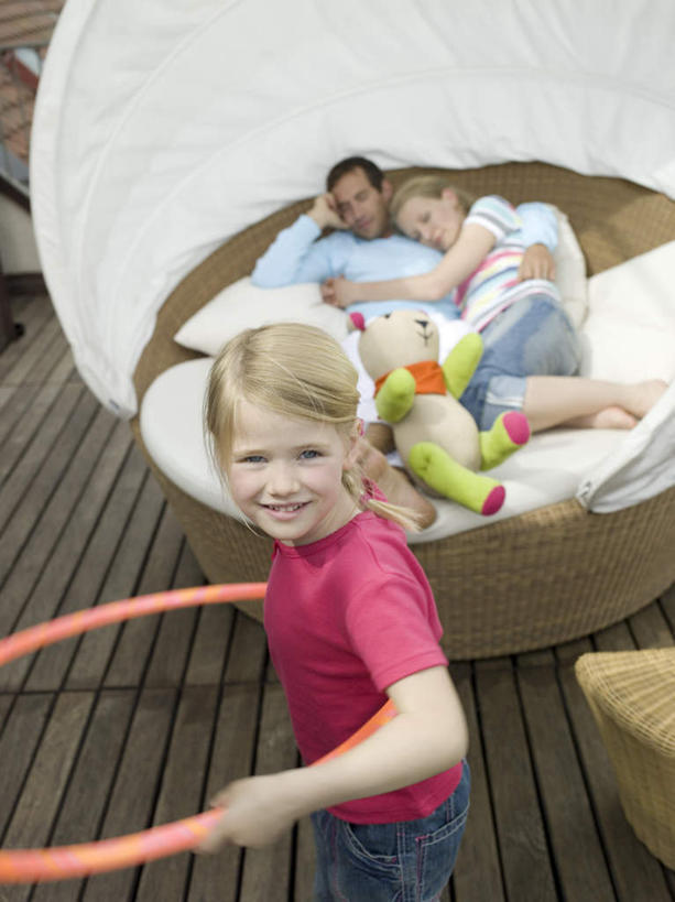 西方人,儿童,三个人,家庭,夫妻,母亲,父亲,女儿,站,坐,躺,闭眼,笑,微笑,露齿笑,竖图,俯视,室外,白天,爱情,锻炼,游戏,纯洁,运动,沙发,欧洲,欧洲人,服装,云,云朵,浪漫,玩,云彩,休闲装,娱乐,运动器械,小孩,衣服,蓝色,白云,蓝天,天空,天,站着,休闲,温暖,温馨,父女,母女,三口之家,一家人,休闲服,健身器械,恩爱,父爱,可爱,母爱,童年,童趣,恋人,服饰,晴朗,和睦,呼啦圈,健身器材,布艺沙发,童真,烂漫,无邪,健身圈,卧着,体育,天真,男人,男性,年轻男性,年轻女性,女孩,女人,女性,白种人,孩子,年轻人,夫妇,情侣,晴空,闭眼睛,闭着眼,闭着眼睛,躺着,玩耍,卧,嬉戏,站立,坐着,半身,彩图,高角度拍摄,健身,伴侣,融洽,运动器材,女生