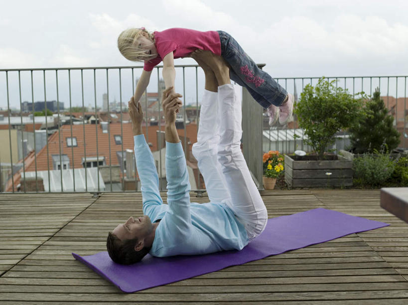 西方人,儿童,两个人,家庭,父亲,女儿,家,栏杆,露台,举,笑,微笑,露齿笑,横图,室外,白天,侧面,纯洁,阳台,欧洲,欧洲人,服装,毯子,房屋,屋子,云,云朵,围栏,云彩,注视,休闲装,护栏,楼房,住宅,小孩,衣服,蓝色,白云,蓝天,天空,瑜伽垫,垫子,天,观察,看,托,休闲,温暖,温馨,父女,一家人,休闲服,父爱,可爱,童年,童趣,服饰,晴朗,观看,和睦,察看,关注,瑜伽毯,童真,烂漫,无邪,天真,男人,男性,年轻男性,女孩,白种人,孩子,年轻人,晴空,举起,举手,举着,向上举,向上伸,向上托,彩图,全身,房子,露天阳台,融洽,女生