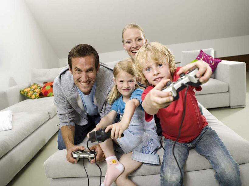 西方人,儿童,四个人,家庭,夫妻,母亲,父亲,女儿,儿子,客厅,坐,笑,微笑,露齿笑,横图,室内,白天,正面,爱情,游戏,纯洁,靠垫,沙发,欧洲,欧洲人,握,服装,靠枕,浪漫,拿,玩,拿着,注视,休闲装,娱乐,小孩,衣服,抱枕,枕头,观察,看,休闲,温暖,温馨,父女,父子,母女,母子,一家人,休闲服,恩爱,父爱,可爱,母爱,童年,童趣,握着,恋人,服饰,游戏机,观看,和睦,察看,起居室,关注,布艺沙发,童真,烂漫,无邪,客堂,天真,男孩,男人,男性,年轻男性,年轻女性,女孩,女人,女性,白种人,孩子,年轻人,夫妇,情侣,玩耍,嬉戏,坐着,半身,彩图,伴侣,融洽,男生,女生