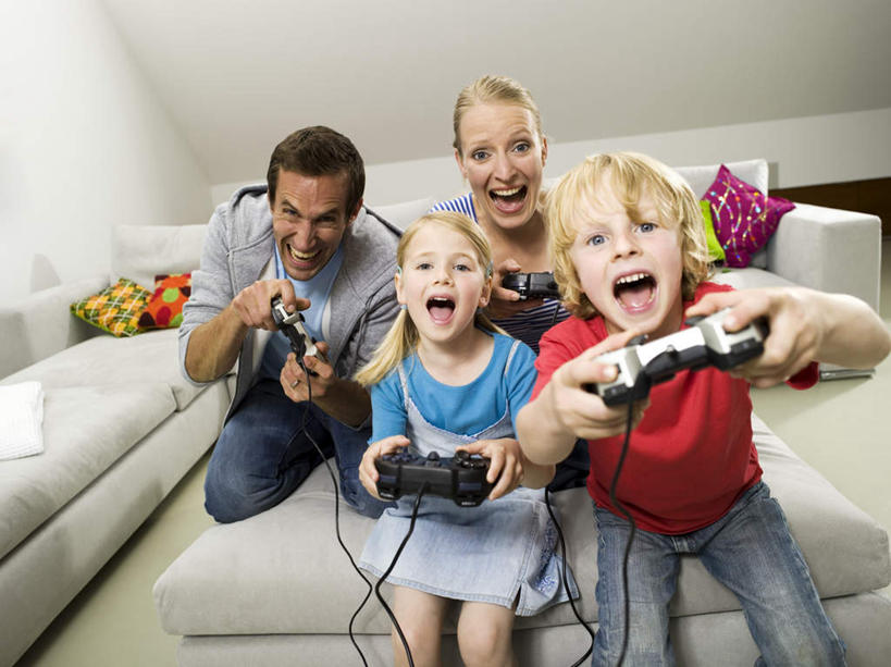 西方人,儿童,四个人,家庭,夫妻,母亲,父亲,女儿,儿子,客厅,坐,笑,微笑,露齿笑,横图,室内,白天,正面,爱情,游戏,纯洁,靠垫,沙发,欧洲,欧洲人,握,服装,靠枕,浪漫,拿,玩,拿着,注视,休闲装,娱乐,小孩,衣服,抱枕,枕头,观察,看,休闲,温暖,温馨,父女,父子,母女,母子,一家人,休闲服,恩爱,父爱,可爱,母爱,童年,童趣,握着,恋人,服饰,游戏机,观看,和睦,察看,起居室,关注,布艺沙发,童真,烂漫,无邪,客堂,天真,男孩,男人,男性,年轻男性,年轻女性,女孩,女人,女性,白种人,孩子,年轻人,夫妇,情侣,玩耍,嬉戏,坐着,半身,彩图,伴侣,融洽,男生,女生