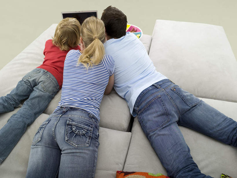 西方人,儿童,三个人,家庭,夫妻,母亲,父亲,儿子,说,横图,俯视,室内,白天,爱情,纯洁,电脑,笔记本电脑,床,卧室,欧洲,欧洲人,服装,网络,双人床,床单,浪漫,休闲装,通讯设备,被子,小孩,衣服,趴着,休闲,温暖,温馨,父子,母子,三口之家,一家人,休闲服,恩爱,父爱,可爱,母爱,童年,童趣,恋人,服饰,和睦,无线,被单,通信设备,无线网络,无线上网,便携式电脑,童真,烂漫,无邪,交流,天真,手提电脑,男孩,男人,男性,年轻男性,年轻女性,女人,女性,白种人,孩子,年轻人,夫妇,情侣,沟通,讲话,交谈,趴,说话,谈话,半身,彩图,高角度拍摄,睡房,卧房,伴侣,融洽,男生