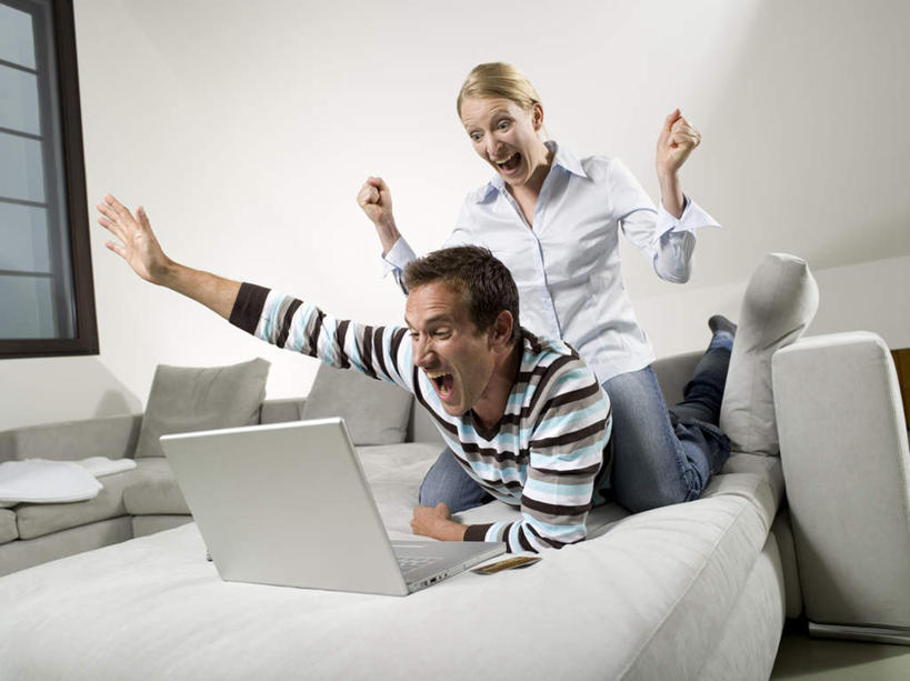 西方人,两个人,夫妻,客厅,坐,举,横图,室内,白天,正面,爱情,电脑,笔记本电脑,沙发,欧洲,欧洲人,服装,网络,浪漫,注视,休闲装,鼓励,通讯设备,衣服,观察,加油,看,趴着,手势,托,张嘴,休闲,休闲服,恩爱,打气,恋人,服饰,观看,察看,无线,起居室,关注,鼓舞,通信设备,无线网络,张大嘴巴,布艺沙发,无线上网,便携式电脑,客堂,手提电脑,男人,男性,女人,女性,中年男性,中年女性,白种人,情侣,张开嘴,举起,举手,举着,趴,向上举,向上伸,向上托,坐着,彩图,全身,伴侣