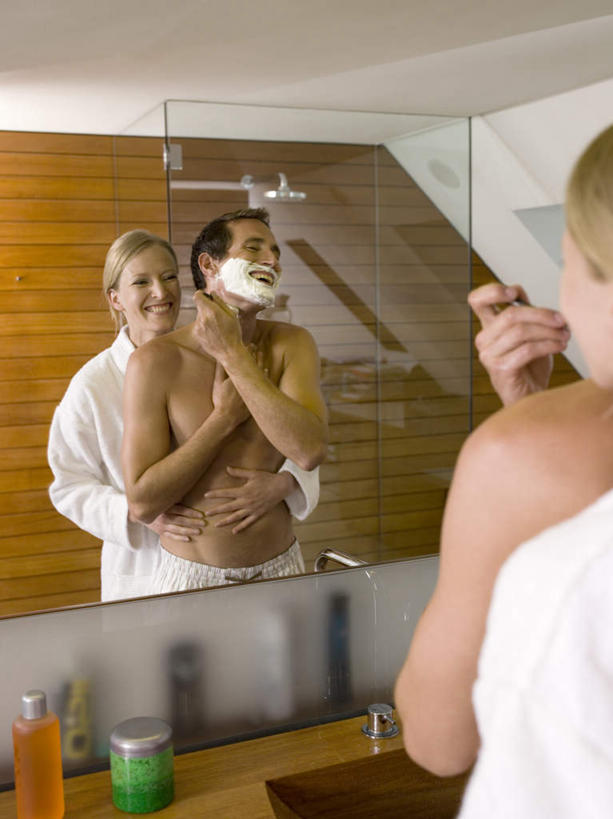 西方人,两个人,夫妻,站,抱,笑,摸,微笑,露齿笑,竖图,室内,白天,爱情,卫生间,浴室,欧洲,欧洲人,抚摸,剃须刀,浪漫,注视,背面,观察,看,清洁,站着,恩爱,护理,恋人,抱着,观看,刮胡刀,剃须膏,察看,搂着,关注,剃须,剃须泡沫,剃须啫喱,仪容,刮胡泡,刮胡啫喱,剃须沫,剃须泡,仪表,男人,男性,女人,女性,中年男性,中年女性,白种人,情侣,淋浴房,触摸,接触,搂,搂抱,站立,半身,彩图,冲凉房,沐浴间,沐浴室,伴侣