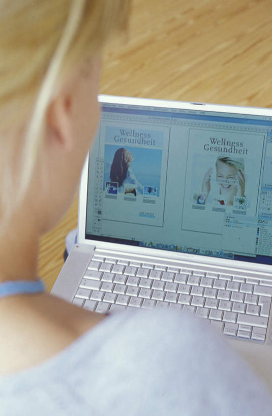 西方人,一个人,坐,竖图,俯视,室内,特写,白天,电脑,笔记本电脑,地板,欧洲,欧洲人,仅一个年轻女性,仅一个女性,仅一个人,敲打,服装,网络,地面,休闲装,输入,通讯设备,木地板,衣服,打字,休闲,休闲服,服饰,点击,敲击,无线,通信设备,无线网络,无线上网,便携式电脑,按键,手提电脑,年轻女性,女人,女性,白种人,坐着,半身,彩图,高角度拍摄