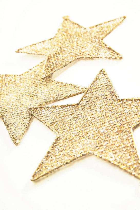 无人,竖图,俯视,室内,特写,白天,白色背景,静物,圣诞节,节日,庆祝,装饰,文化,三个,饰品,装饰物,庆典,摄影,影棚,纪念,华丽,修饰,点缀,衬托,美观,雅致,雅观,五角星,彩图,高角度拍摄,影棚拍摄,拍摄