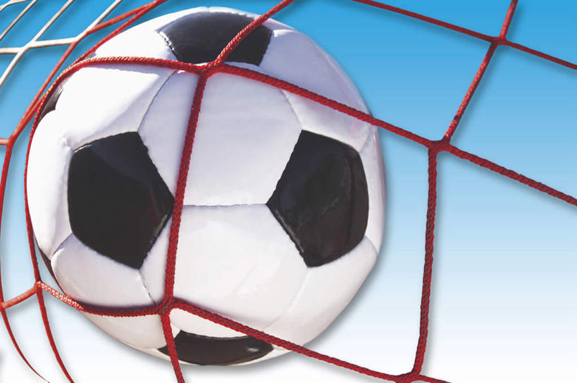 无人,横图,室内,特写,白天,正面,足球,阴影,光线,影子,球网,足球装备,运动器械,一个,蓝色,蓝天,天空,阳光,天,健身器械,晴朗,单个,健身器材,万里无云,蹴鞠,足球运动,晴空,晴空万里,彩图,运动器材