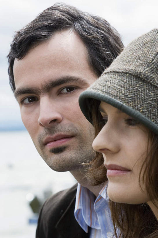 西方人,脸,头,脸颊,胡须,两个人,家庭,夫妻,站,竖图,室外,特写,白天,正面,爱情,旅游,度假,帽子,欧洲,欧洲人,戴,服装,朦胧,模糊,浪漫,注视,休闲装,礼帽,娱乐,肩膀,衣服,观察,看,站着,享受,休闲,温暖,温馨,一家人,休闲服,恩爱,放松,恋人,服饰,观看,和睦,察看,关注,男人,男性,年轻男性,年轻女性,女人,女性,白种人,头部,胡子,小胡子,脸部,脸蛋,面部,情侣,玩耍,半身,彩图,伴侣,融洽