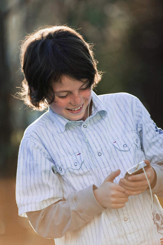 西方人,儿童,一个人,站,笑,微笑,露齿笑,竖图,室外,白天,正面,陶醉,快乐,纯洁,树林,植物,欧洲,欧洲人,仅一个男性,仅一个人,服装,朦胧,模糊,音乐,拿,音乐播放器,拿着,注视,休闲装,树,树木,小孩,衣服,绿色,自然,低头,观察,看,站着,仅一个小孩,享受,休闲,休闲服,可爱,童年,童趣,服饰,生长,成长,观看,察看,关注,MP3播放器,童真,烂漫,无邪,天真,男孩,男人,男性,白种人,孩子,半身,彩图,播放器,男生,沉醉