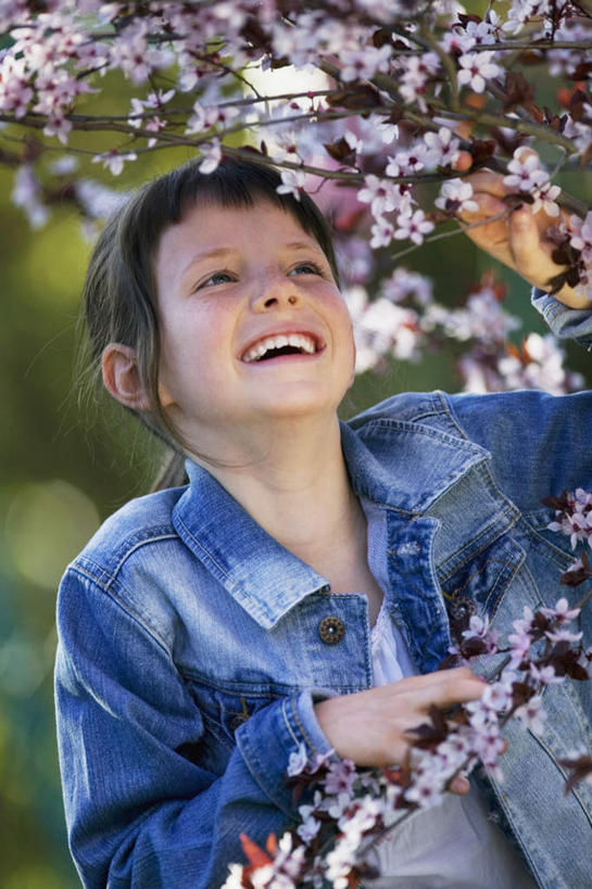 西方人,儿童,一个人,站,竖图,室外,白天,正面,纯洁,欧洲,欧洲人,仅一个女性,仅一个人,阴影,服装,朦胧,模糊,盛开,光线,影子,拿,花蕾,拿着,注视,休闲装,花,花瓣,花朵,鲜花,小孩,衣服,阳光,花苞,花蕊,观察,看,站着,仅一个小孩,休闲,休闲服,可爱,童年,童趣,服饰,观看,察看,关注,童真,烂漫,无邪,天真,女孩,女人,女性,白种人,孩子,半身,彩图,女生