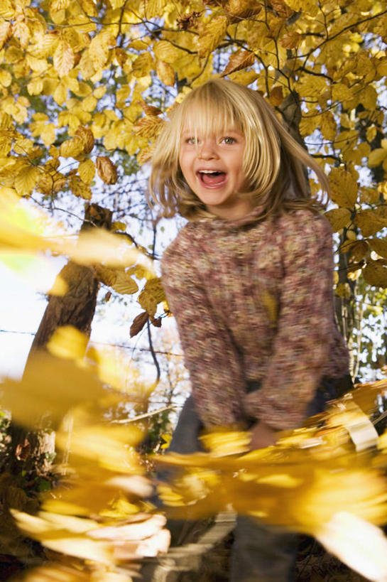 西方人,儿童,一个人,站,笑,微笑,露齿笑,竖图,室外,白天,仰视,纯洁,秋季,树林,植物,欧洲,欧洲人,仅一个女性,仅一个人,服装,朦胧,模糊,注视,休闲装,树,树木,小孩,衣服,绿色,自然,观察,看,站着,张嘴,仅一个小孩,休闲,休闲服,可爱,童年,童趣,服饰,生长,成长,观看,察看,关注,张大嘴巴,童真,烂漫,无邪,天真,女孩,女人,女性,白种人,孩子,秋,秋天,张开嘴,半身,彩图,低角度拍摄,女生