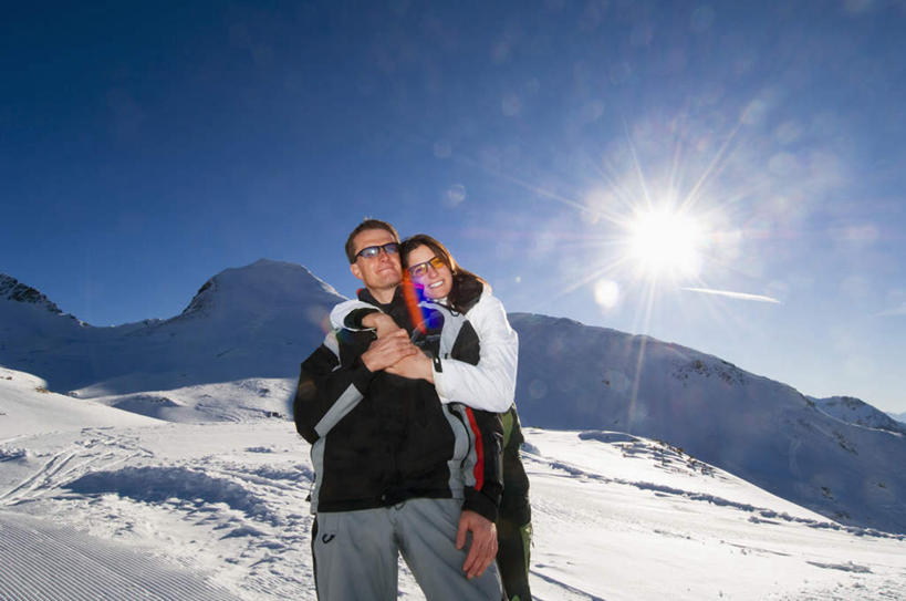 西方人,两个人,家庭,夫妻,站,抱,横图,室外,白天,正面,爱情,旅游,度假,山,山脉,太阳,雪,大雪,欧洲,欧洲人,阴影,服装,光线,影子,积雪,山峰,雪景,冬天,山峦,浪漫,注视,休闲装,娱乐,衣服,蓝色,蓝天,天空,阳光,群山,天,观察,看,站着,享受,休闲,温暖,温馨,一家人,休闲服,恩爱,放松,恋人,服饰,晴朗,抱着,观看,和睦,察看,搂着,关注,万里无云,男人,男性,年轻男性,年轻女性,女人,女性,白种人,情侣,晴空,晴空万里,怀抱,搂,搂抱,玩耍,相抱,拥抱,半身,彩图,伴侣,融洽