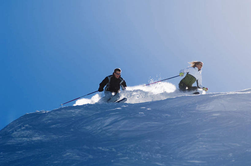 西方人,两个人,家庭,夫妻,站,横图,室外,白天,侧面,仰视,爱情,锻炼,运动,山,山脉,雪,大雪,欧洲,欧洲人,戴,握,阴影,光线,墨镜,眼镜,影子,积雪,山峰,雪景,冬季,冬天,山峦,浪漫,注视,蓝色,蓝天,天空,阳光,太阳镜,太阳眼镜,群山,天,观察,看,站着,温暖,温馨,一家人,遮阳镜,恩爱,寒冷,握着,恋人,晴朗,观看,滑雪杖,和睦,察看,关注,万里无云,严寒,体育,男人,男性,年轻男性,年轻女性,女人,女性,白种人,情侣,晴空,晴空万里,彩图,低角度拍摄,全身,健身,伴侣,融洽