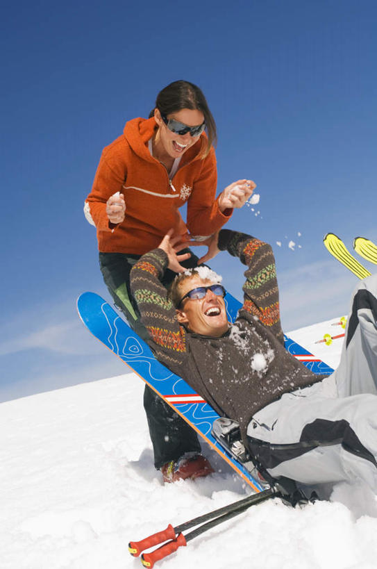 西方人,两个人,家庭,夫妻,站,坐,笑,微笑,露齿笑,竖图,室外,白天,正面,爱情,旅游,度假,雪,大雪,欧洲,欧洲人,戴,阴影,服装,光线,墨镜,眼镜,影子,积雪,雪景,冬天,浪漫,注视,休闲装,娱乐,衣服,蓝色,蓝天,天空,阳光,太阳镜,太阳眼镜,天,观察,看,站着,享受,休闲,温暖,温馨,一家人,休闲服,遮阳镜,恩爱,放松,恋人,服饰,晴朗,观看,滑雪板,和睦,察看,关注,万里无云,男人,男性,年轻男性,年轻女性,女人,女性,白种人,情侣,晴空,晴空万里,玩耍,坐着,半身,彩图,伴侣,融洽