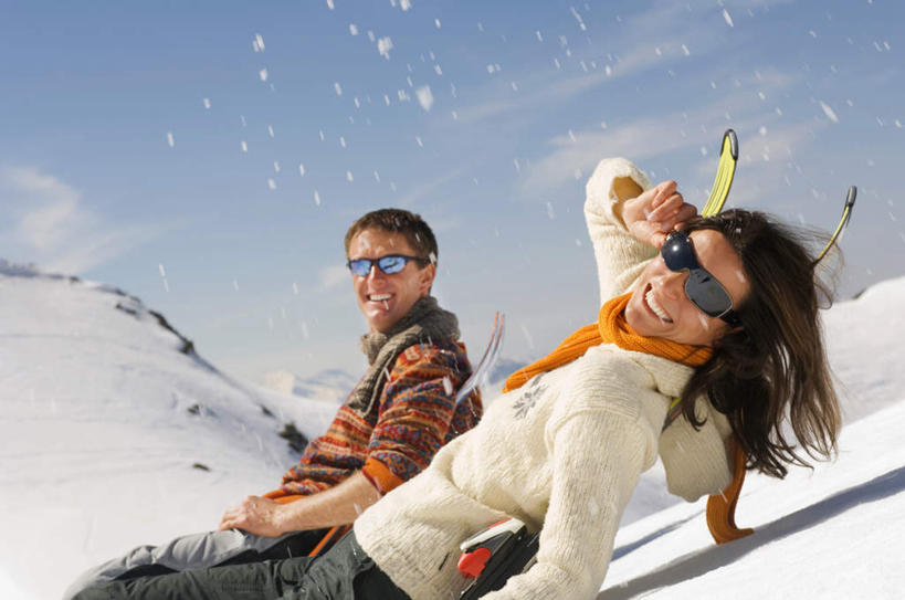 西方人,两个人,家庭,夫妻,坐,笑,微笑,露齿笑,横图,室外,白天,侧面,爱情,旅游,度假,山,山脉,欧洲,欧洲人,戴,阴影,服装,装饰,墨镜,眼镜,影子,山峰,山峦,浪漫,注视,休闲装,娱乐,衣服,蓝天,天空,太阳镜,太阳眼镜,围巾,群山,天,观察,看,享受,休闲,温暖,温馨,一家人,休闲服,遮阳镜,恩爱,放松,恋人,服饰,围脖,观看,保暖,华丽,滑雪板,点缀,和睦,察看,御寒,关注,衬托,美观,雅致,雅观,男人,男性,年轻男性,年轻女性,女人,女性,白种人,情侣,玩耍,坐着,半身,彩图,伴侣,融洽