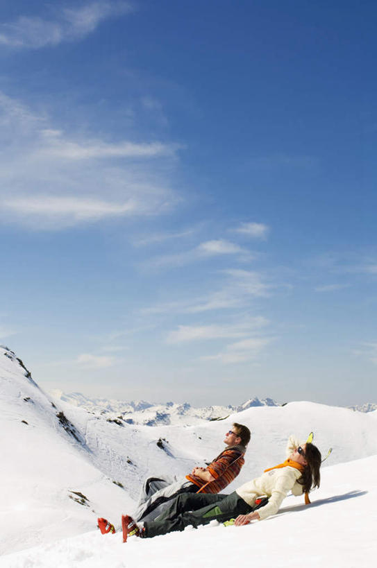 西方人,两个人,家庭,夫妻,坐,笑,微笑,露齿笑,竖图,室外,白天,侧面,爱情,旅游,度假,山,山脉,欧洲,欧洲人,戴,阴影,服装,光线,墨镜,眼镜,影子,山峰,山峦,浪漫,注视,休闲装,娱乐,衣服,蓝天,天空,阳光,太阳镜,太阳眼镜,群山,天,观察,看,享受,休闲,温暖,温馨,一家人,休闲服,遮阳镜,恩爱,放松,恋人,服饰,观看,滑雪板,和睦,察看,关注,男人,男性,年轻男性,年轻女性,女人,女性,白种人,情侣,玩耍,坐着,彩图,全身,伴侣,融洽