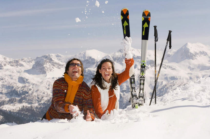 西方人,两个人,家庭,夫妻,站,笑,微笑,露齿笑,横图,室外,白天,正面,爱情,旅游,度假,雪,大雪,欧洲,欧洲人,戴,阴影,服装,光线,墨镜,眼镜,影子,积雪,雪景,云,云朵,冬天,浪漫,拿,云彩,拿着,注视,休闲装,娱乐,衣服,蓝色,白云,蓝天,天空,阳光,太阳镜,太阳眼镜,天,观察,看,站着,享受,休闲,温暖,温馨,一家人,休闲服,遮阳镜,恩爱,放松,恋人,服饰,晴朗,观看,滑雪杖,和睦,察看,关注,男人,男性,年轻男性,年轻女性,女人,女性,白种人,情侣,晴空,抛,扔,玩耍,彩图,全身,伴侣,融洽