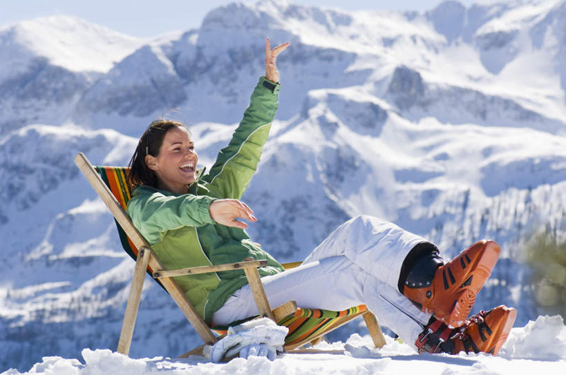 西方人,一个人,坐,笑,微笑,露齿笑,横图,室外,白天,正面,旅游,度假,山,山脉,雪,大雪,欧洲,欧洲人,仅一个年轻女性,仅一个女性,仅一个人,阴影,服装,光线,影子,积雪,山峰,雪景,冬天,山峦,注视,休闲装,娱乐,座椅,衣服,蓝色,蓝天,天空,阳光,群山,天,观察,看,享受,休闲,休闲服,放松,服饰,晴朗,观看,察看,关注,万里无云,年轻女性,女人,女性,白种人,晴空,晴空万里,玩耍,张开手臂,坐着,彩图,全身