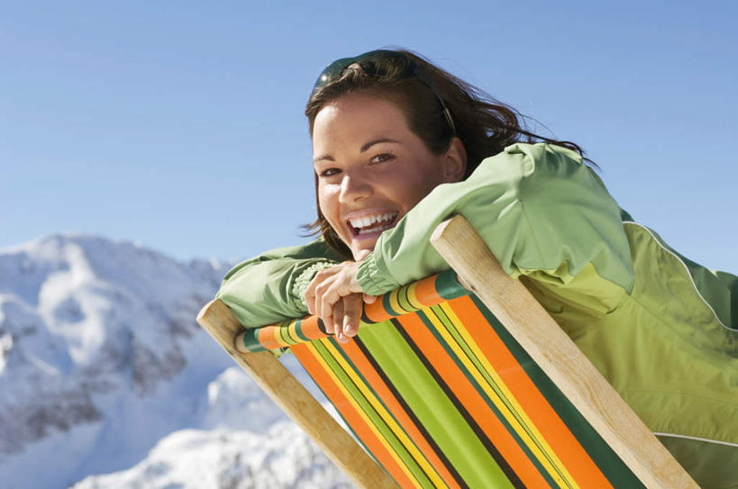 西方人,一个人,坐,笑,微笑,露齿笑,横图,室外,白天,正面,旅游,度假,山,山脉,雪,大雪,欧洲,欧洲人,仅一个年轻女性,仅一个女性,仅一个人,阴影,服装,朦胧,模糊,光线,影子,积雪,山峰,雪景,冬天,山峦,注视,休闲装,娱乐,座椅,衣服,蓝色,蓝天,天空,阳光,群山,天,观察,看,趴着,享受,休闲,休闲服,放松,服饰,晴朗,观看,察看,关注,万里无云,年轻女性,女人,女性,白种人,晴空,晴空万里,趴,玩耍,坐着,半身,彩图