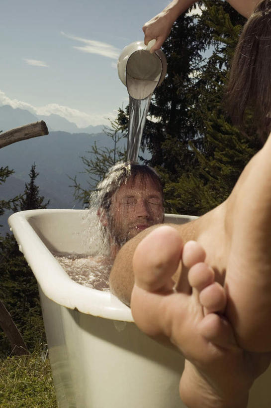 西方人,脚,脚趾,脚趾甲,两个人,夫妻,闭眼,竖图,室外,白天,正面,爱情,洗澡,水,植物,欧洲,欧洲人,倒入,阴影,光线,泡沫,液体,影子,水滴,云,云朵,浪漫,云彩,注视,树,树木,蓝色,绿色,白云,蓝天,天空,阳光,自然,浴缸,天,观察,看,恩爱,恋人,生长,晴朗,成长,观看,察看,关注,男人,男性,年轻男性,年轻女性,女人,女性,白种人,脚指甲,情侣,晴空,闭眼睛,闭着眼,闭着眼睛,半身,彩图,伴侣