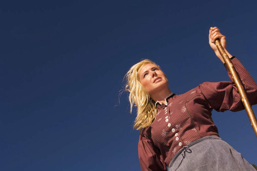 西方人,一个人,农民,站,横图,室外,白天,正面,仰视,欧洲,欧洲人,仅一个年轻女性,仅一个女性,仅一个人,阴影,服装,光线,影子,拿,拿着,注视,休闲装,树枝,衣服,蓝色,蓝天,天空,阳光,天,观察,看,站着,休闲,休闲服,服饰,晴朗,观看,察看,关注,万里无云,年轻女性,女人,女性,白种人,晴空,晴空万里,佃农,农场主,农夫,农工,乡下人,小农,庄稼人,彩图,低角度拍摄