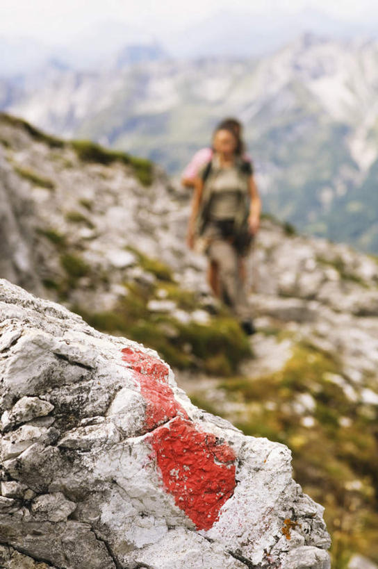 西方人,一个人,站,竖图,室外,白天,正面,山,山脉,欧洲,欧洲人,仅一个年轻女性,仅一个女性,仅一个人,服装,朦胧,模糊,山顶,山峰,山峦,注视,休闲装,衣服,红色,蓝色,蓝天,天空,群山,天,观察,看,站着,休闲,休闲服,服饰,晴朗,观看,颜料,察看,岩层,关注,万里无云,年轻女性,女人,女性,白种人,岩石,晴空,晴空万里,站立,彩图,全身