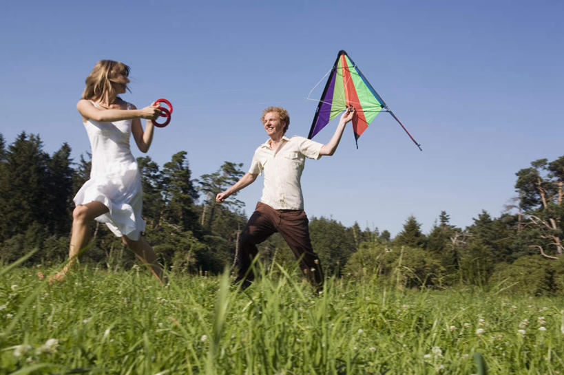 西方人,两个人,家庭,夫妻,站,横图,室外,白天,仰视,裙子,爱情,草地,草坪,森林,树林,植物,欧洲,欧洲人,握,连衣裙,服装,浪漫,拿,拎,拿着,注视,休闲装,草,树,树木,衣服,蓝色,绿色,蓝天,天空,自然,风筝,天,观察,看,站着,休闲,温暖,温馨,一家人,休闲服,恩爱,放风筝,握着,恋人,服饰,生长,晴朗,成长,观看,和睦,察看,纸鸢,关注,放鹞子,鹞,鹞子,鸢,木鸢,万里无云,男人,男性,年轻男性,年轻女性,女人,女性,白种人,情侣,晴空,晴空万里,站立,彩图,低角度拍摄,全身,伴侣,融洽,拎着