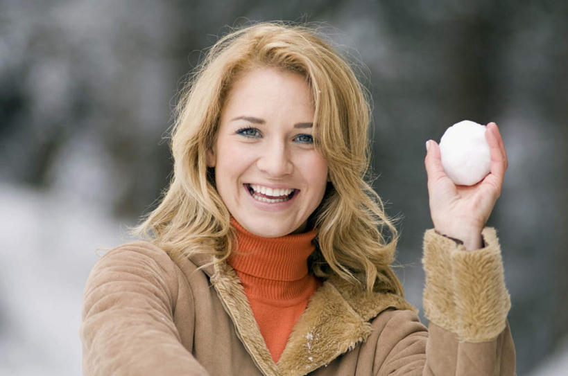 西方人,一个人,站,笑,微笑,露齿笑,横图,室外,白天,正面,森林,树林,雪,植物,大雪,欧洲,欧洲人,仅一个年轻女性,仅一个女性,仅一个人,服装,朦胧,模糊,积雪,雪景,冬季,冬天,拿,拿着,注视,休闲装,树,树木,衣服,绿色,自然,观察,看,站着,休闲,休闲服,寒冷,服饰,生长,成长,观看,察看,雪球,关注,严寒,年轻女性,女人,女性,白种人,站立,半身,彩图