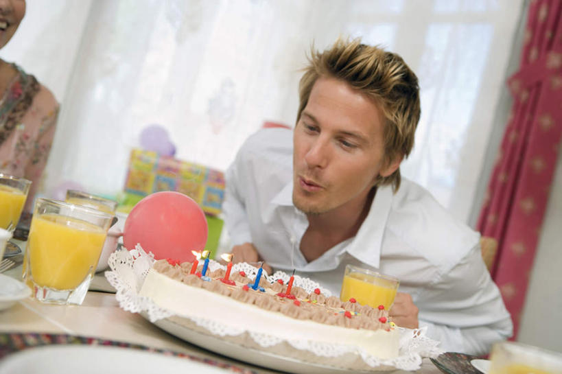 点心,西方人,一个人,餐厅,坐,交叉,横图,室内,白天,正面,餐桌,窗户,窗帘,桌子,竹子,蜡烛,欧洲,欧洲人,仅一个男性,仅一个人,阴影,竹制,服装,朦胧,模糊,装饰,编织,光线,火焰,篮子,影子,烛光,食品,燃烧,注视,休闲装,文化,玻璃窗,食物,糕点,仅一个年轻男性,衣服,帘子,竹篮,生日蛋糕,吹,点燃,观察,看,祈祷,休闲,休闲服,遮阳,许愿,服饰,餐台,观看,纪念,竹条,华丽,修饰,祈求,交织,点缀,察看,竹制品,关注,衬托,美观,雅致,雅观,穿插,平安,男人,男性,年轻男性,白种人,坐着,半身,彩图,蛋糕