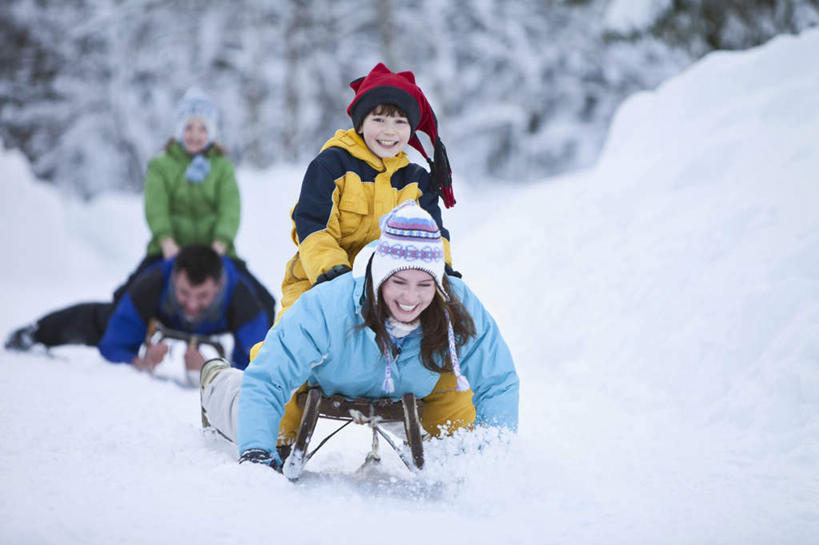 西方人,儿童,四个人,笑,微笑,露齿笑,横图,室外,白天,正面,旅游,度假,游戏,纯洁,雪,植物,大雪,帽子,欧洲,圣诞节,欧洲人,戴,服装,节日,朦胧,模糊,庆祝,积雪,雪景,冬季,冬天,玩,注视,文化,娱乐,车,树,树木,小孩,衣服,绿色,自然,交通工具,观察,看,趴着,一群人,庆典,享受,休闲,温暖,放松,寒冷,可爱,童年,童趣,服饰,生长,成长,观看,纪念,羽绒服,保暖,雪橇,察看,御寒,关注,载具,雪橇车,童真,烂漫,无邪,严寒,礼物车,冬装,天真,男孩,男人,男性,年轻男性,年轻女性,女人,女性,白种人,孩子,趴,玩耍,嬉戏,彩图,全身,男生