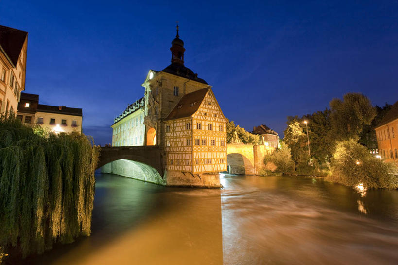 无人,家,横图,室外,夜晚,正面,旅游,度假,河流,水,植物,标志建筑,地标,建筑,路灯,照明,德国,欧洲,阴影,波纹,光线,木板,影子,房屋,屋子,河水,水流,公寓,桥,灯光,木桥,涟漪,娱乐,建设,洋房,楼房,住宅,栈桥,灯,树,树木,蓝色,绿色,倒影,蓝天,水纹,天空,自然,波浪,天,享受,休闲,旅游胜地,放松,生长,成长,人行桥,木板桥,照亮,倒映,照明设备,西欧,德意志联邦共和国,水晕,巴伐利亚,巴伐利亚州,拜恩州,拜恩自由州,反照,班贝格,彩图,房子