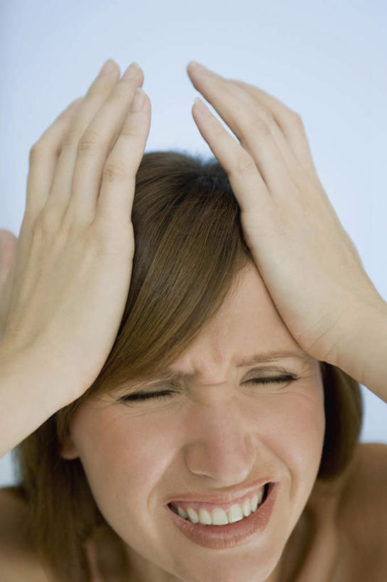 西方人,脸,头,脸颊,一个人,站,闭眼,摸,竖图,室内,特写,白天,正面,欧洲,欧洲人,仅一个年轻女性,仅一个女性,仅一个人,抚摸,站着,头痛,年轻女性,女人,女性,白种人,头部,脸部,脸蛋,面部,闭眼睛,闭着眼,闭着眼睛,触摸,接触,站立,半身,彩图