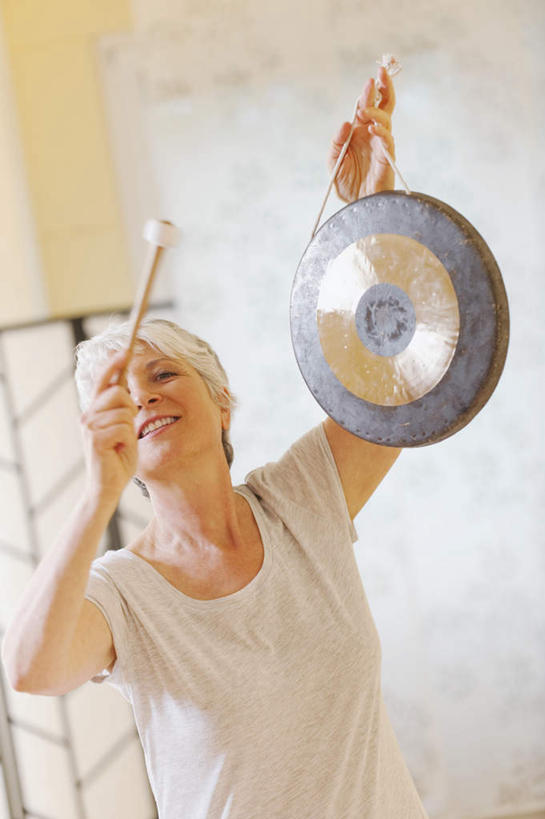 西方人,一个人,站,举,笑,微笑,露齿笑,竖图,室内,白天,正面,欧洲,欧洲人,仅一个女性,仅一个人,握,服装,钹,乐器,拿,拿着,注视,休闲装,衣服,观察,看,托,站着,休闲,休闲服,握着,服饰,仅一个老年女性,观看,打击乐器,察看,铙钹,铜钹,关注,老年女性,女人,女性,白种人,举起,举手,举着,向上举,向上伸,向上托,站立,半身,彩图