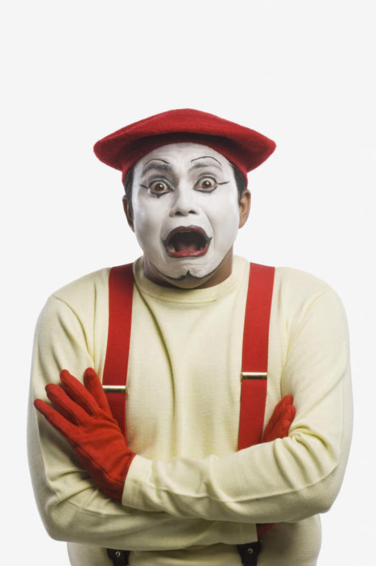 一个人,小丑,站,双手交叉,竖图,室内,白天,白色背景,正面,帽子,亚洲,仅一个男性,仅一个人,仅一个中年男性,注视,红色,观察,看,站着,张嘴,背带裤,摄影,影棚,观看,害怕,察看,双手抱胸,关注,贝雷帽,张大嘴巴,一顶,男人,男性,中年男性,亚洲人,印度人,丑角,张开嘴,半身,彩图,影棚拍摄,拍摄