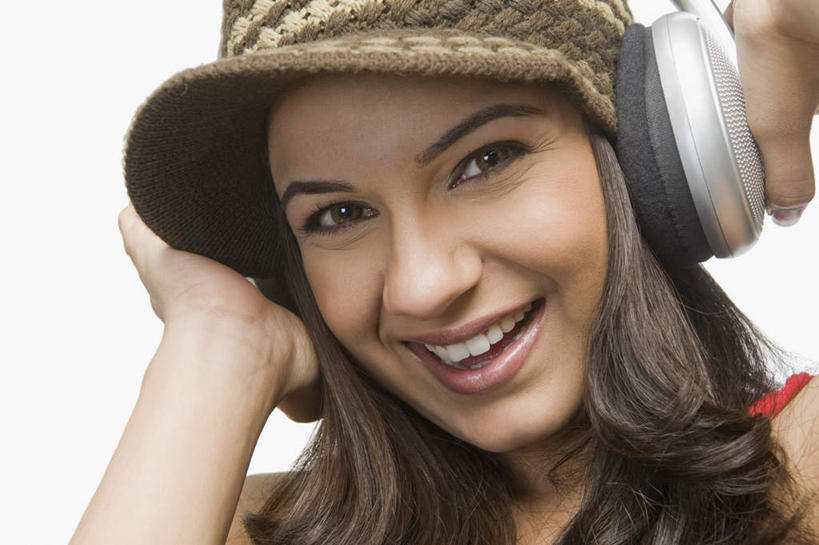 一个人,站,笑,摸,微笑,露齿笑,横图,室内,特写,白天,白色背景,正面,帽子,亚洲,仅一个年轻女性,仅一个女性,仅一个人,抚摸,耳机,耳麦,站着,摄影,影棚,年轻女性,女人,女性,亚洲人,印度人,触摸,接触,半身,彩图,影棚拍摄,拍摄