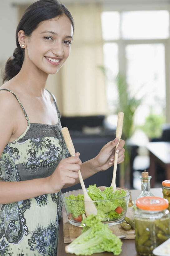 一个人,站,笑,微笑,露齿笑,竖图,室内,白天,侧面,裙子,厨房,窗户,蔬菜,水果,玻璃,亚洲,仅一个年轻女性,仅一个女性,仅一个人,握,连衣裙,朦胧,模糊,新鲜,勺子,生菜,莴苣,生食,沙拉,食品,果实,拿,拿着,扭头,注视,色拉,沙律,水果沙拉,玻璃窗,玻璃制品,食物,容器,调羹,汤匙,碗,观察,看,站着,转头,握着,有机食品,绿色食品,观看,色拉酱,储藏,吊带裙,察看,储存,关注,千岛酱,春菜,鹅仔菜,莴仔菜,千金菜,叶用莴苣,年轻女性,女人,女性,亚洲人,印度人,站立,半身,彩图,灶间,贮存