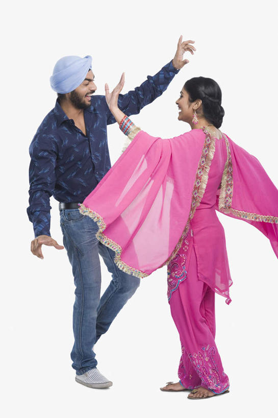 两个人,夫妻,站,举,笑,微笑,露齿笑,竖图,室内,白天,白色背景,侧面,民族服装,爱情,跳舞,亚洲,浪漫,注视,观察,看,托,站着,恩爱,恋人,摄影,服饰,影棚,观看,飘逸,察看,庄重,关注,追求,舞姿,纱丽,雅致,纱丽服,清婉,妍丽,男人,男性,年轻男性,年轻女性,女人,女性,亚洲人,印度人,情侣,举起,举手,举着,向上举,向上伸,向上托,站立,彩图,全身,影棚拍摄,传统服装,民俗服,拍摄,舞蹈,伴侣,奢华