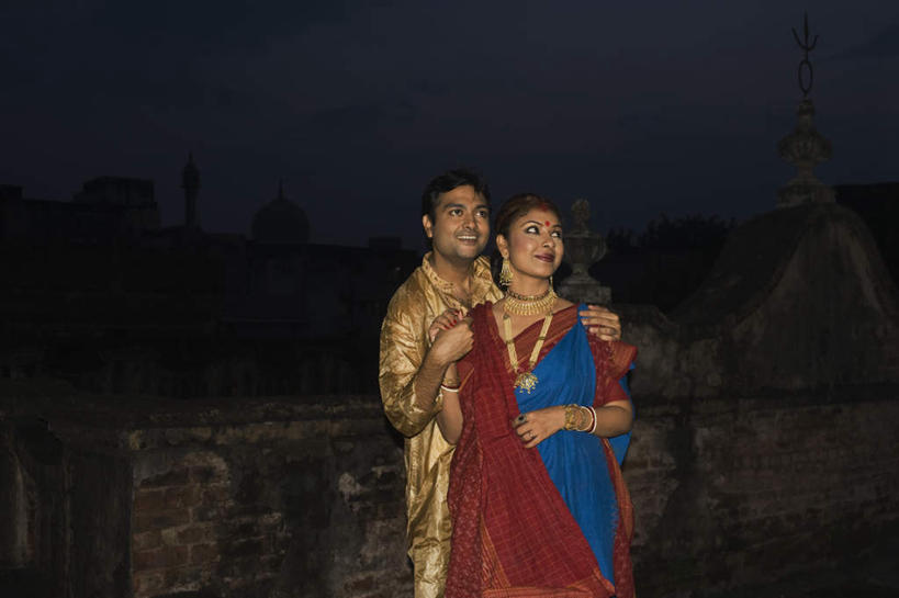 痣,两个人,夫妻,站,抱,笑,微笑,露齿笑,横图,室外,夜晚,正面,民族服装,爱情,项链,亚洲,浪漫,注视,装饰品,耳环,饰品,手链,首饰,观察,看,祈福,站着,恩爱,恋人,服饰,手镯,抱着,观看,飘逸,戴着,察看,搂着,庄重,关注,追求,镯子,纱丽,吉祥痣,朱砂痣,雅致,避邪,消灾,纱丽服,清婉,妍丽,迪勒格,男人,男性,年轻男性,年轻女性,女人,女性,亚洲人,印度人,情侣,搂,搂抱,站立,半身,彩图,传统服装,民俗服,伴侣,奢华