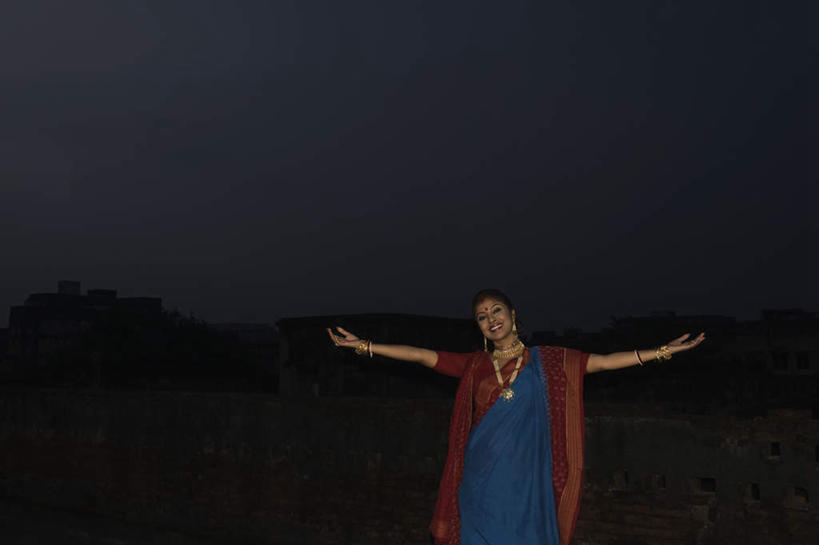 痣,一个人,站,伸展双臂,笑,微笑,露齿笑,横图,室外,夜晚,正面,民族服装,项链,亚洲,仅一个年轻女性,仅一个女性,仅一个人,注视,装饰品,耳环,饰品,手链,首饰,观察,看,祈福,站着,服饰,手镯,观看,飘逸,戴着,察看,庄重,关注,追求,镯子,纱丽,吉祥痣,朱砂痣,雅致,避邪,消灾,纱丽服,清婉,妍丽,迪勒格,年轻女性,女人,女性,亚洲人,印度人,敞开双臂,伸开双臂,展开双肩,站立,张开手臂,张开双臂,半身,彩图,传统服装,民俗服,奢华