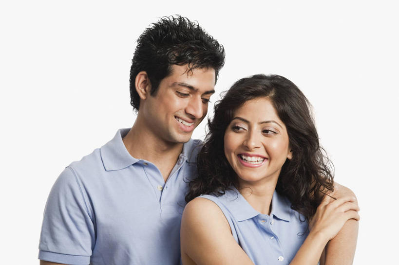 两个人,笑,微笑,露齿笑,横图,室内,白天,白色背景,正面,爱情,幸福,情人节,亚洲,服装,节日,庆祝,浪漫,注视,休闲装,文化,衣服,观察,看,庆典,休闲,温暖,温馨,休闲服,恩爱,恋爱,恋人,摄影,服饰,影棚,观看,纪念,和睦,察看,搂着,关注,陪同,陪伴,男人,男性,年轻男性,年轻女性,女人,女性,亚洲人,印度人,情侣,拥抱,半身,彩图,影棚拍摄,拍摄,伴侣,融洽