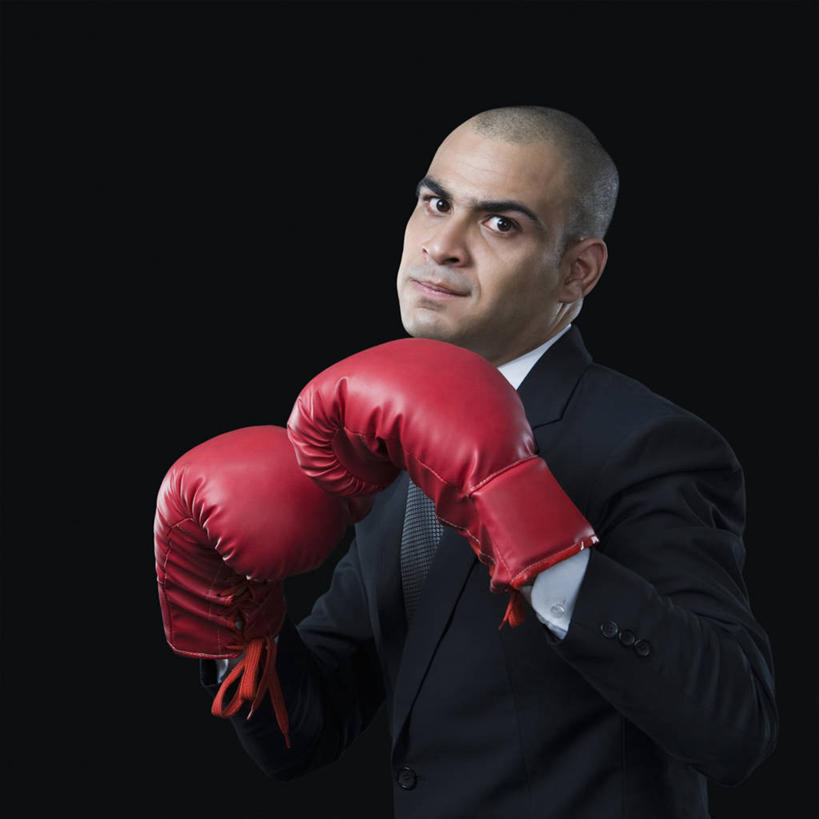 一个人,商务人士,商务男性,举,方图,室内,白天,正面,衬衫,安全,亚洲,仅一个男性,仅一个人,黑色背景,套装,防护,领带,拳击手套,注视,运动器械,仅一个年轻男性,红色,手套,观察,看,托,健身器械,摄影,影棚,观看,保护,察看,象征,庄重,关注,挑衅,保险,商务装,身份,健身器材,挑战,工薪阶层,保全,周全,安稳,安定,正式,地位,防护手套,搬弄,寻衅,平安,男人,男性,年轻男性,亚洲人,印度人,白领,上班族,举起,举手,举着,向上举,向上伸,向上托,半身,彩图,影棚拍摄,衬衣,拍摄,运动器材