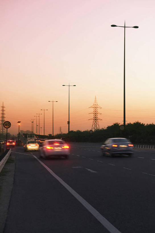 无人,高楼大厦,栏杆,竖图,室外,白天,正面,度假,美景,日落,城市风光,城市,大厦,道路,建筑,路,路灯,摩天大楼,公路,摩托车,汽车,照明,印度,亚洲,许多,朦胧,模糊,电力,电线,电线杆,线,景观,晚霞,霞光,落日,围栏,灯光,分界线,电能,停车线,交通,线路,娱乐,建设,护栏,车,灯,天空,黄昏,灯具,交通工具,轿车,天,享受,休闲,景色,彩霞,放松,警示,电,车灯,尾灯,车行道,车行道分界线,电源,照亮,提醒,照明设备,提示,载具,标线,南亚,能量,车行线,印度共和国,夕照,薄暮,哈里亚纳,哈里亚纳邦,夕阳,马路,彩图,傍晚,大楼,高层建筑,高楼,摩天楼,古尔冈,斜阳