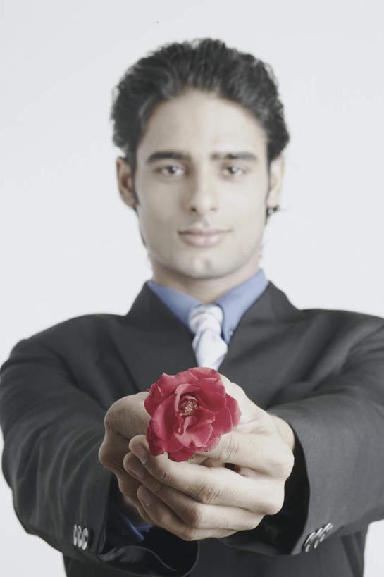 一个人,商务人士,商务男性,竖图,室内,白天,白色背景,正面,衬衫,爱情,幸福,纯洁,热情,玫瑰,亚洲,仅一个男性,仅一个人,套装,玫瑰花,浪漫,拿,花蕾,拿着,注视,花瓣,花朵,鲜花,仅一个年轻男性,花苞,花蕊,观察,看,温暖,温馨,恩爱,摄影,影棚,观看,和睦,察看,关注,商务装,感动,工薪阶层,尊敬,天真,刺玫花,徘徊花,男人,男性,年轻男性,亚洲人,印度人,白领,上班族,半身,彩图,影棚拍摄,衬衣,拍摄,融洽