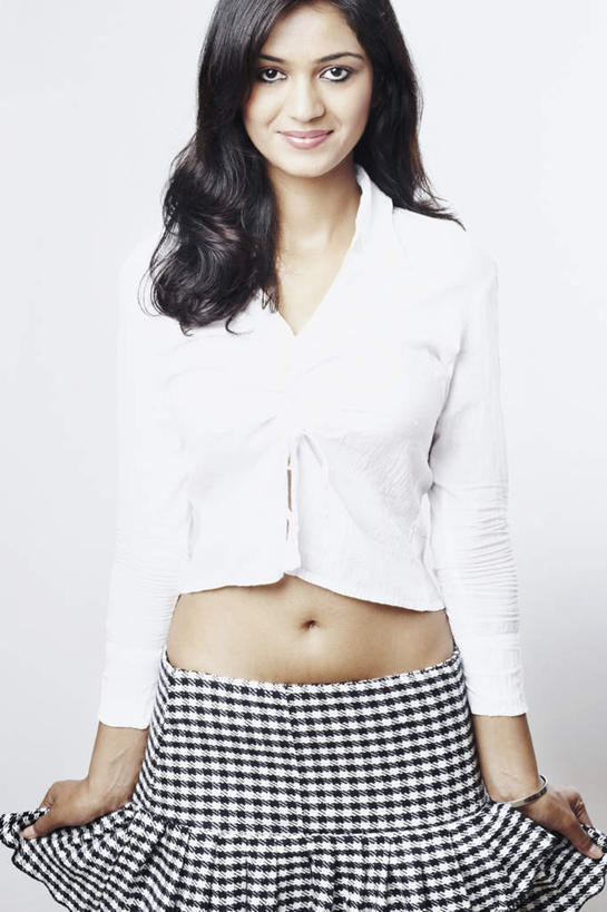 一个人,站,笑,微笑,竖图,室内,白天,正面,裙子,亚洲,仅一个年轻女性,仅一个女性,仅一个人,戴,灰色背景,注视,休闲装,手链,观察,看,站着,休闲,休闲服,短裙,摄影,影棚,观看,半身裙,察看,关注,年轻女性,女人,女性,亚洲人,印度人,长发,半身,彩图,影棚拍摄,拍摄