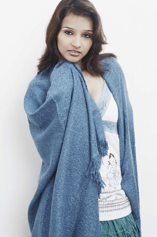 西方人,一个人,站,竖图,室内,白天,白色背景,正面,欧洲,欧洲人,仅一个年轻女性,仅一个女性,仅一个人,服装,注视,休闲装,衣服,蓝色,观察,看,站着,休闲,休闲服,披风,摄影,服饰,影棚,观看,察看,关注,年轻女性,女人,女性,白种人,站立,半身,彩图,影棚拍摄,拍摄