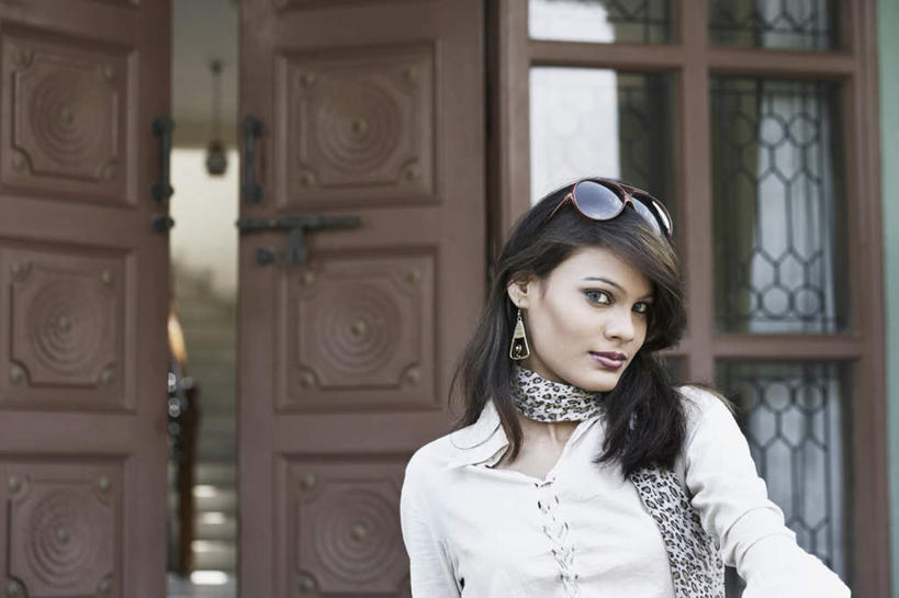 一个人,家,站,横图,室外,白天,正面,门,亚洲,仅一个年轻女性,仅一个女性,仅一个人,服装,装饰,墨镜,眼镜,房屋,屋子,注视,休闲装,楼房,住宅,衣服,把手,门把手,太阳镜,太阳眼镜,围巾,门框,观察,看,站着,休闲,温暖,休闲服,遮阳镜,服饰,围脖,观看,保暖,华丽,门把,点缀,察看,御寒,关注,衬托,美观,雅致,雅观,年轻女性,女人,女性,亚洲人,印度人,拉手,站立,半身,彩图,房子