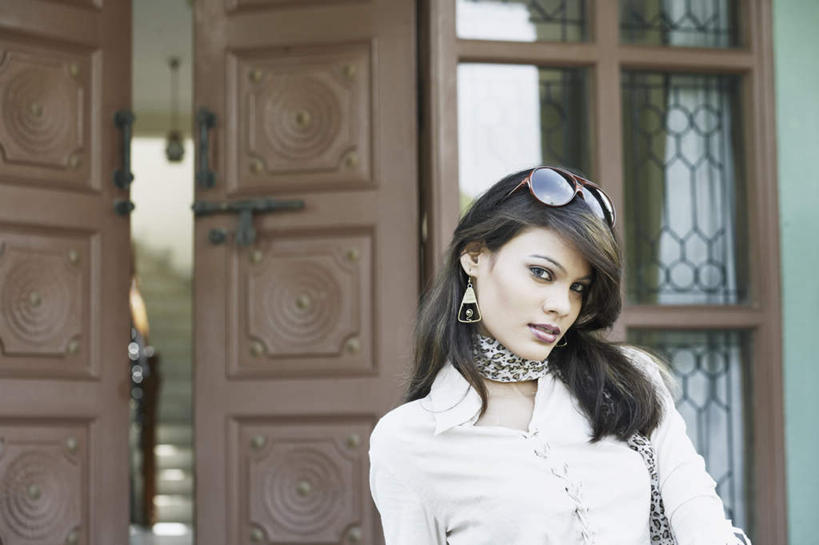 一个人,家,站,横图,室外,白天,正面,门,亚洲,仅一个年轻女性,仅一个女性,仅一个人,服装,装饰,墨镜,眼镜,房屋,屋子,注视,休闲装,楼房,住宅,衣服,把手,门把手,太阳镜,太阳眼镜,围巾,门框,观察,看,站着,休闲,温暖,休闲服,遮阳镜,服饰,围脖,观看,保暖,华丽,门把,点缀,察看,御寒,关注,衬托,美观,雅致,雅观,年轻女性,女人,女性,亚洲人,印度人,拉手,站立,半身,彩图,房子