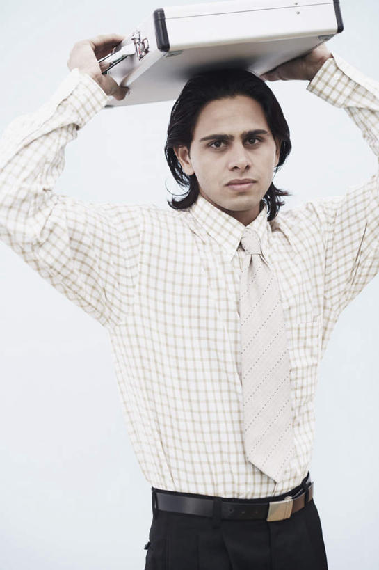 一个人,商务人士,商务男性,站,举,竖图,室内,白天,白色背景,正面,衬衫,亚洲,仅一个男性,仅一个人,握,套装,包,公文包,领带,拿,拿着,注视,仅一个年轻男性,观察,看,托,站着,握着,摄影,影棚,公事包,观看,察看,象征,庄重,关注,商务装,身份,工薪阶层,正式,地位,男人,男性,年轻男性,亚洲人,印度人,白领,上班族,举起,举手,举着,向上举,向上伸,向上托,站立,半身,彩图,影棚拍摄,衬衣,拍摄