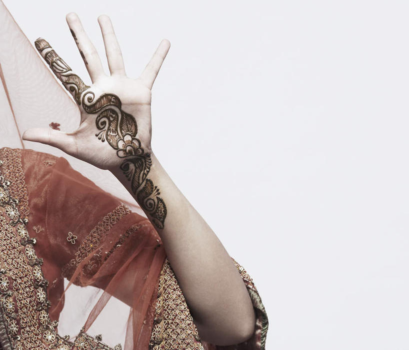 手,一个人,站,举,笑,微笑,露齿笑,横图,室内,特写,白天,白色背景,正面,民族服装,亚洲,仅一个年轻女性,仅一个女性,仅一个人,注视,观察,看,托,站着,手部,摄影,服饰,影棚,观看,飘逸,察看,庄重,关注,追求,纱丽,雅致,纱丽服,清婉,妍丽,年轻女性,女人,女性,亚洲人,印度人,举起,举手,举着,向上举,向上伸,向上托,站立,半身,彩图,影棚拍摄,传统服装,民俗服,拍摄,奢华