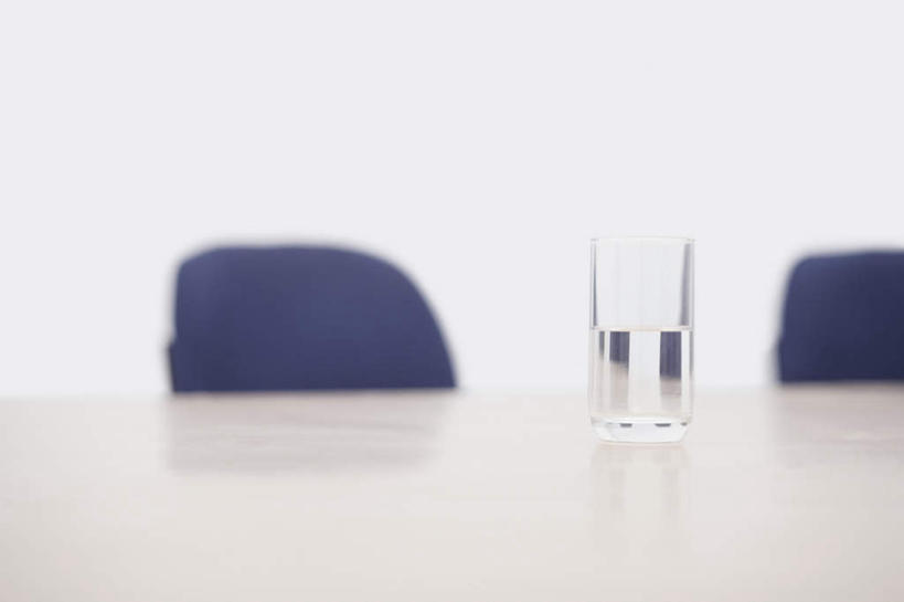 无人,办公室,横图,室内,白天,白色背景,正面,水,家具,桌子,杯子,椅子,液体,办公桌,饮用水,玻璃制品,一个,会议椅,水杯,矿泉水,摄影,影棚,单个,办公椅,蒸馏水,办公家具,商务椅,培训椅,玻璃杯,彩图,影棚拍摄,拍摄